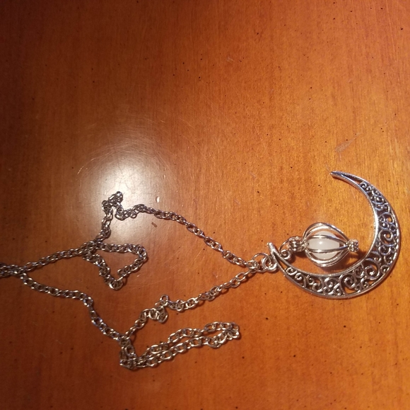 Glow in the dark moon necklace - Picture 4 of 6